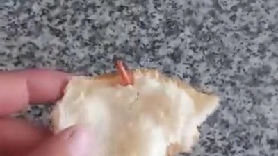 Diyarbakır'da ekmeğin içinden kablo çıktı