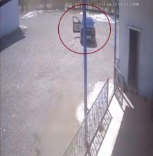 Diyarbakır’da el freni çekilmeyen otomobilin duvara çarptığı anlar kameraya yansıdı