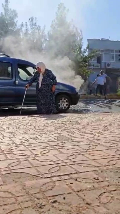 Diyarbakır’da faciadan dönüldü: Seyir halindeki araba, yaşlı kadın içindeyken alev aldı
