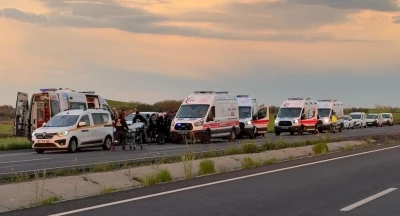 Diyarbakır&rsquo;da faciadan d&ouml;n&uuml;ld&uuml;: Takla atan ara&ccedil;taki 10 kişi yaralandı
