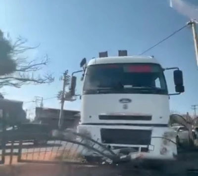 Diyarbakır’da freni boşalan tır, refüje çıktı
