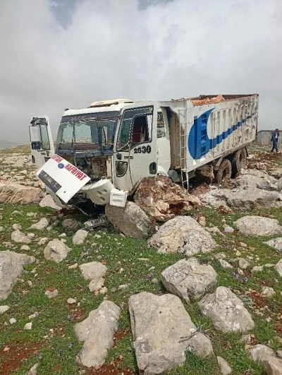 Diyarbakır&rsquo;da freni boşan hafriyat kamyonu taşlara &ccedil;arptı: 1 yaralı
