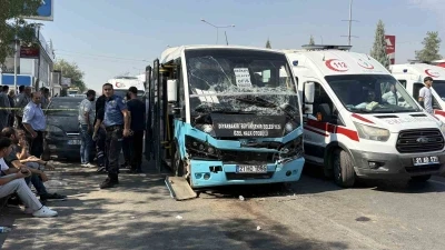 Diyarbakır’da freni patlayan halk otobüsü durakta bekleyen başka otobüse çarptı: 20 yaralı
