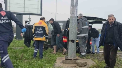 Diyarbakır&rsquo;da iki ara&ccedil; &ccedil;arpıştı: 4 yaralı
