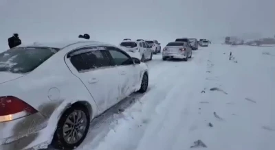 Diyarbakır&rsquo;da iki g&uuml;nd&uuml;r devam eden kar trafiği fel&ccedil; etti
