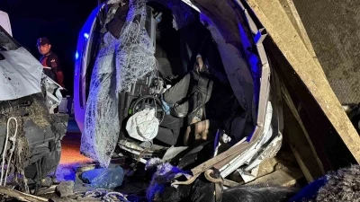 Diyarbakır’da iki kamyonet çarpıştı: 2 ölü, 1 yaralı
