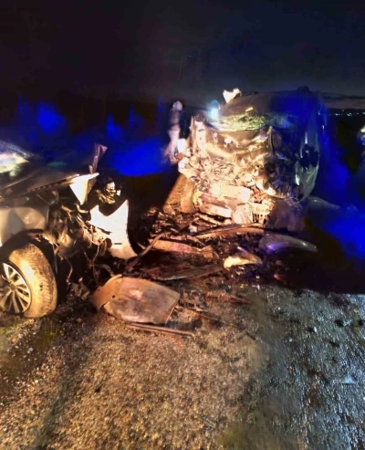 Diyarbakır&rsquo;da iki otomobil &ccedil;arpıştı: 3 &ouml;l&uuml;, 3 yaralı
