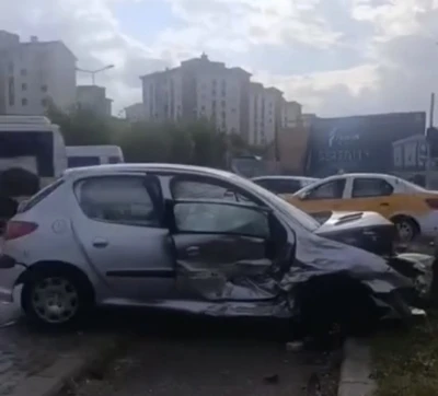 Diyarbakır&rsquo;da iki otomobil &ccedil;arpıştı: 3 yaralı
