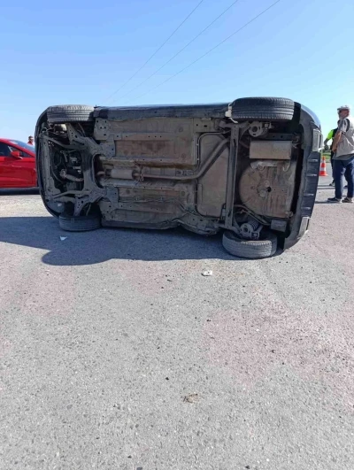 Diyarbakır&rsquo;da iki otomobil &ccedil;arpıştı: 3 yaralı
