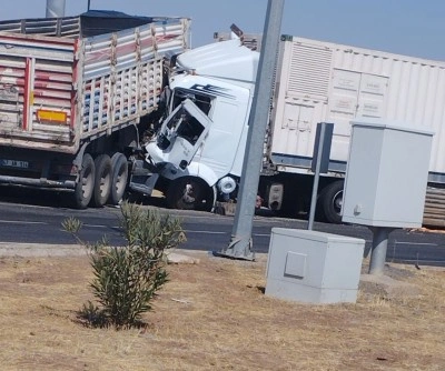 Diyarbakır’da iki tır çarpıştı: 2 yaralı