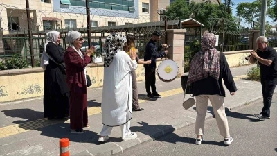 Diyarbakır&rsquo;da ilgin&ccedil; boşanma: Kadının halay &ccedil;ekmesine erkek bağlama &ccedil;alarak cevap verdi
