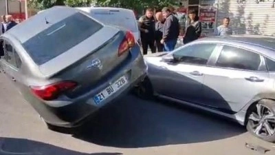 Diyarbakır'da ilginç kaza: Park halindeki 2 arabaya çarpıp asılı kaldı