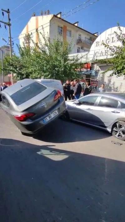 Diyarbakır’da ilginç kaza: Park halindeki 2 araca çarpıp asılı kaldı
