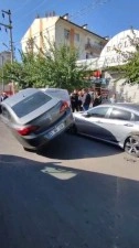 Diyarbakır’da ilginç kaza: Park halindeki 2 araca çarpıp asılı kaldı
