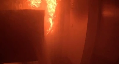 Diyarbakır&rsquo;da itfaiye erlerinin yangına m&uuml;dahalesi ve bebekleri kurtarması kask kamerasına yansıdı
