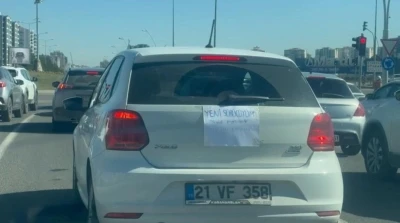 Diyarbakır&rsquo;da kadın s&uuml;r&uuml;c&uuml; &rsquo;yeni s&uuml;r&uuml;c&uuml;y&uuml;m, sabır imandandır&rsquo; yazısıyla trafiğe &ccedil;ıktı

