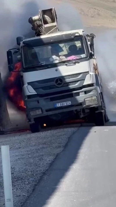 Diyarbakır’da kamyon seyir halindeyken alev aldı
