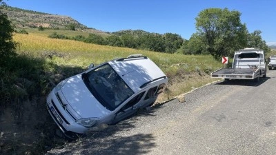 Diyarbakır'da kanlı pusu! G&uuml;peg&uuml;nd&uuml;z otomobile kurşun yağdırdılar: 1 &ouml;l&uuml;, 1 yaralı