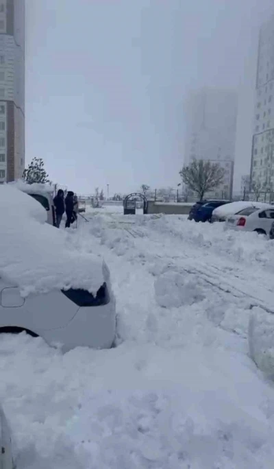 Diyarbakır&rsquo;da kar esareti: Site sakinleri kiraladıkları kep&ccedil;eyle yollarını a&ccedil;tı
