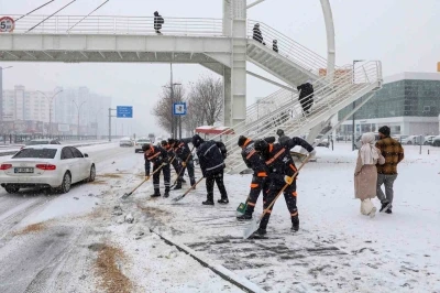 Diyarbakır&rsquo;da kar ve buzlanmaya karşı 850 personel sahada &ccedil;alışıyor
