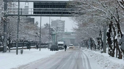 Diyarbakır&rsquo;da kar yağışı etkisini s&uuml;rd&uuml;r&uuml;yor, u&ccedil;ak seferleri iptal edildi
