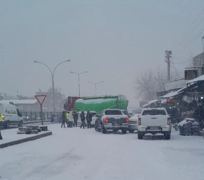 Diyarbakır&rsquo;da kar yağışı nedeniyle 5 ara&ccedil; bir birine girdi
