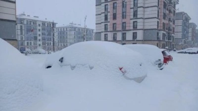 Diyarbakır&rsquo;da kar yağışı! Sebze halinde bazı &ccedil;atılar &ccedil;&ouml;kt&uuml;