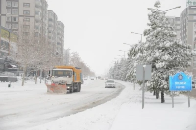 Diyarbakır&rsquo;da kar yağışına karşı kesintisiz m&uuml;cadele
