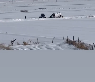 Diyarbakır&rsquo;da kara saplanan ambulans, k&ouml;yl&uuml;ler tarafından &ccedil;ıkartıldı
