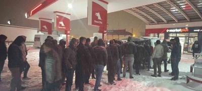 Diyarbakır&rsquo;da karda mahsur kalanlara sıcak &ccedil;orba desteği
