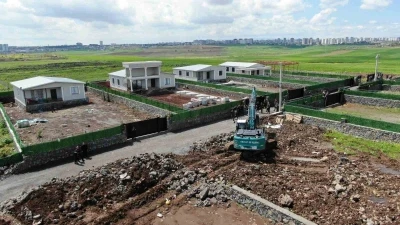 Diyarbakır&rsquo;da kaymakamlık ka&ccedil;ak yapıları tek tek yıktı
