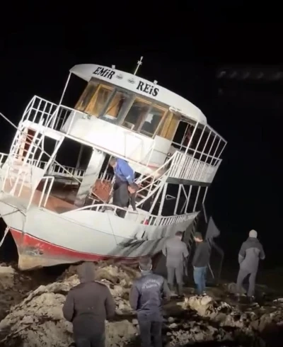 Diyarbakır&rsquo;da kısmen batan tekne halat yardımıyla kurtarıldı
