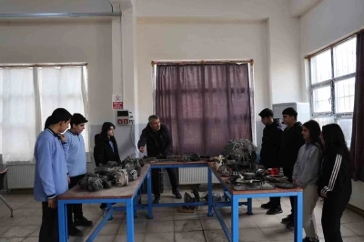 Diyarbakır&rsquo;da kız ve erkek &ouml;ğrenciler aldıkları eğitimlerle otomotiv sekt&ouml;r&uuml;ne giriyor
