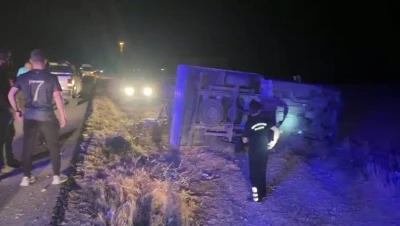 Diyarbakır’da lastiği patlayan kamyonet yoldan çıktı: 1 yaralı
