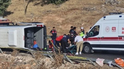 Diyarbakır'da minibüs devrildi: 1 ölü, 3'ü ağır 16 yaralı