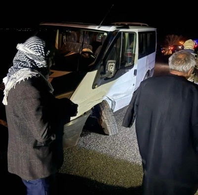 Diyarbakır&rsquo;da minib&uuml;s ile otomobil &ccedil;arpıştı: 1 yaralı