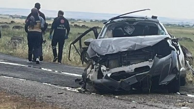 Diyarbakır'da nişan d&ouml;n&uuml;ş&uuml; feci kaza: 159 kilometre hızla &ouml;l&uuml;me gittiler