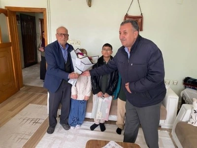 Diyarbakır&rsquo;da &ouml;ğrenciler, emekli &ouml;ğretmenleri unutmadı