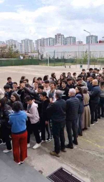 Diyarbakır&rsquo;da &ouml;ğrenciler, &ouml;ğretmenlerini &ccedil;i&ccedil;eklerle karşılayıp sarıldı
