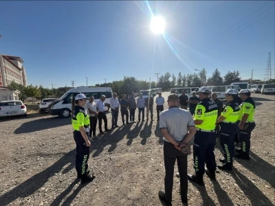 Diyarbakır’da okul servis araç sürücüleri için trafik güvenliği eğitimi verildi
