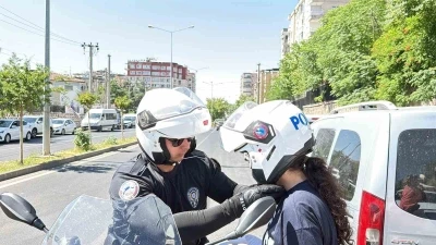 Diyarbakır&rsquo;da okulları karıştıran &ouml;ğrenciler son dakikalarda polis eşliğinde yetişti
