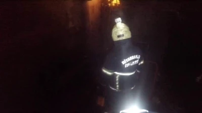 Diyarbakır&rsquo;da oto tamircideki yangın kask kamerasına yansıdı
