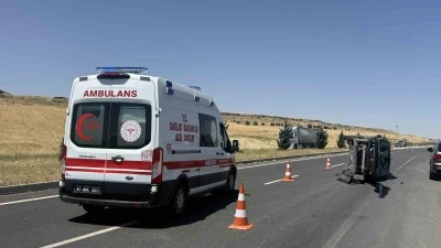 Diyarbakır&rsquo;da otomobil ile hafif ticari ara&ccedil; &ccedil;arpıştı: 7 yaralı
