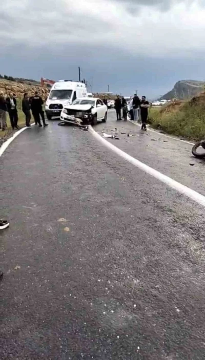 Diyarbakır&rsquo;da otomobil ile motosiklet kafa kafaya &ccedil;arpıştı: 1 yaralı
