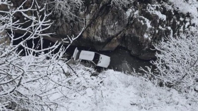 Diyarbakır'da otomobil k&ouml;pr&uuml;den &ccedil;aya d&uuml;şt&uuml;: 4 yaralı