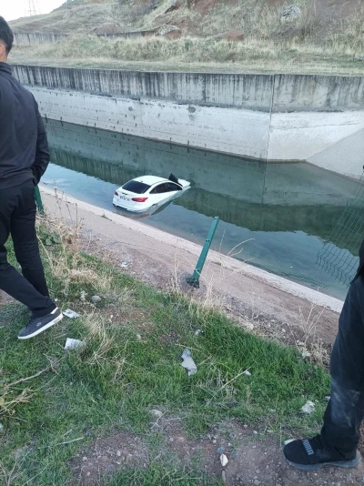 Diyarbakır&rsquo;da otomobil su kanalına u&ccedil;tu
