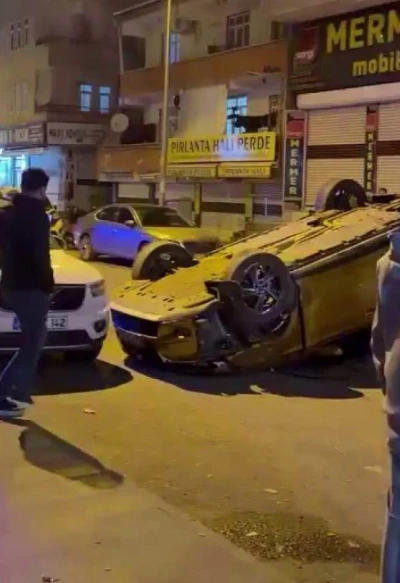 Diyarbakır&rsquo;da otomobil takla attı: 3 yaralı
