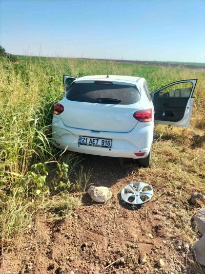 Diyarbakır’da otomobil tarlaya girdi: 5 yaralı
