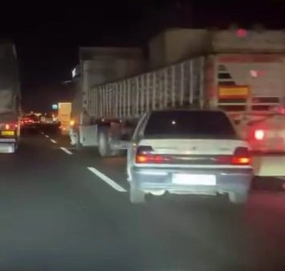 Diyarbakır’da otomobil tırın altına girdi: 1 yaralı