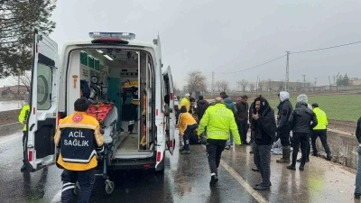 Diyarbakır&rsquo;da otomobil yoldan &ccedil;ıktı: 2 yaralı
